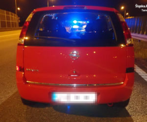 Zaparkował auto na autostradzie i poszedł spać