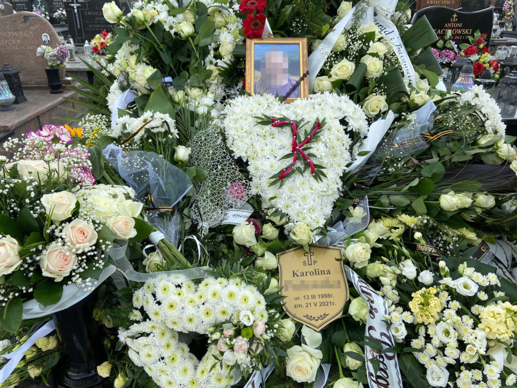 Pogrzeb Karoliny z Gocławia. Grób 23-latki utonął w kwiatach