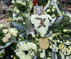 Pogrzeb Karoliny z Gocławia. Grób 23-latki utonął w kwiatach