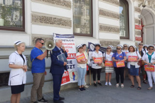Pielęgniarki i położne mówią dość! Wciąż są przy chorych, ale protestują [AUDIO]