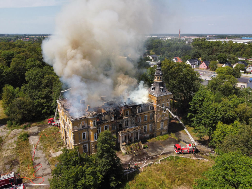 Dach pałacu cały w płomieniach 