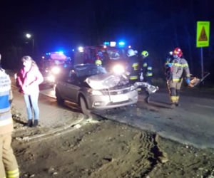 OKROPNY WYPADEK w Strzeszycach! Osobówka STARANOWANA przez ciężarówkę