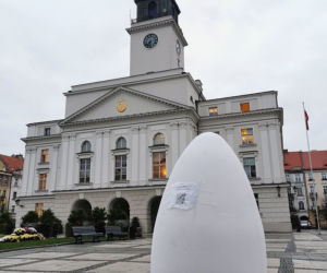 Kalisz. Gigantyczne jajko stanęło obok ratusza. O co chodzi? [ZDJĘCIA] 