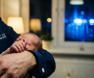 Reanimacja niemowlaka w Augustowie. Policjanci uratowali życie dziewczynki