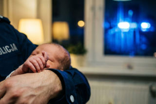 Reanimacja niemowlaka w Augustowie. Policjanci uratowali życie dziewczynki