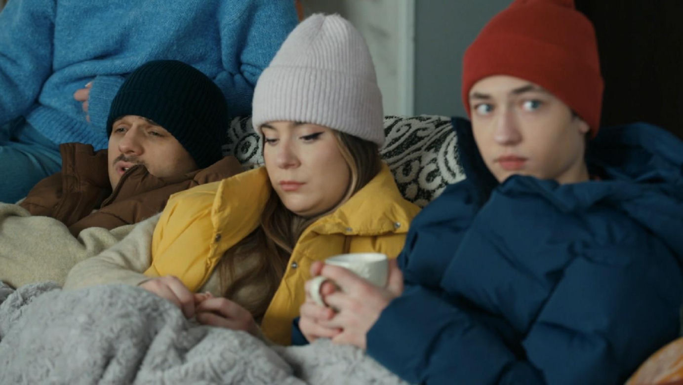 Barwy szczęścia odc. 3401. Asia (Anna Gzyra), Agata (Natalia Zambrzycka), Ignacy (Olaf Staszkiewicz), Emil (Artem Malaszczuk)