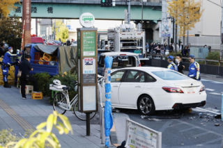 Japonia/ Samochód wjechał w pieszych w Tokio; dwie osoby bez oznak życia, kilkoro rannych
