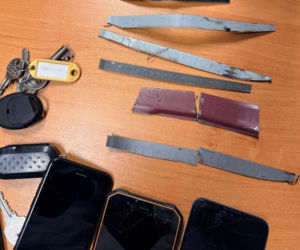 Koniec samochodowych złodziei! Policja rozbiła dziuplę pod Wołominem. Zatrzymano pasera