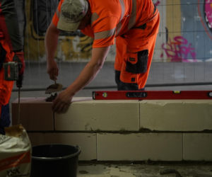 Służby murują niebezpieczne przejście podziemne na ul. Targowej na Pradze