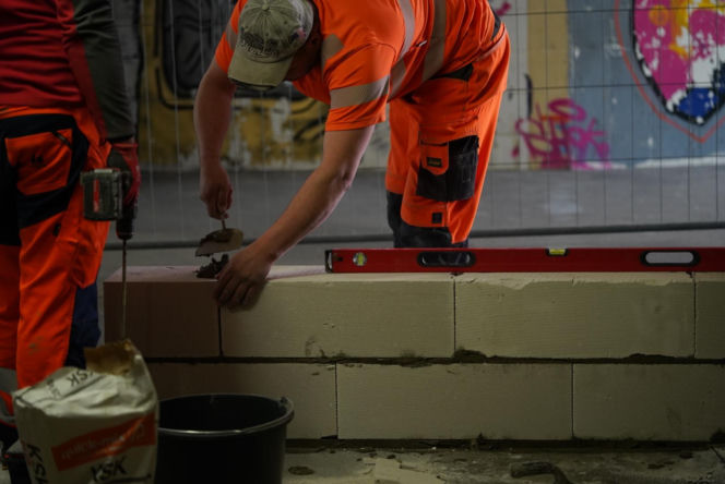 Służby murują niebezpieczne przejście podziemne na ul. Targowej na Pradze