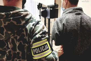 Śląskie: 18-letni pedofil obserwował dziewczynki wracające ze szkoły. Na jedną napadł w windzie