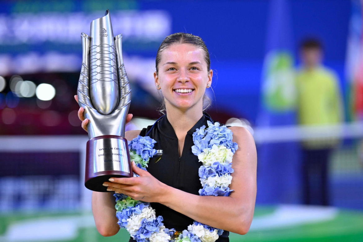 Maja Chwalińska dekoracja po wygranej w Wuhan