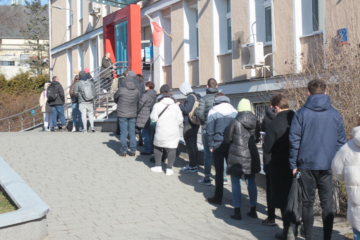 Olbrzymie kolejki przed centrum krwiodawstwa. Polacy oddają krew na potęgę!