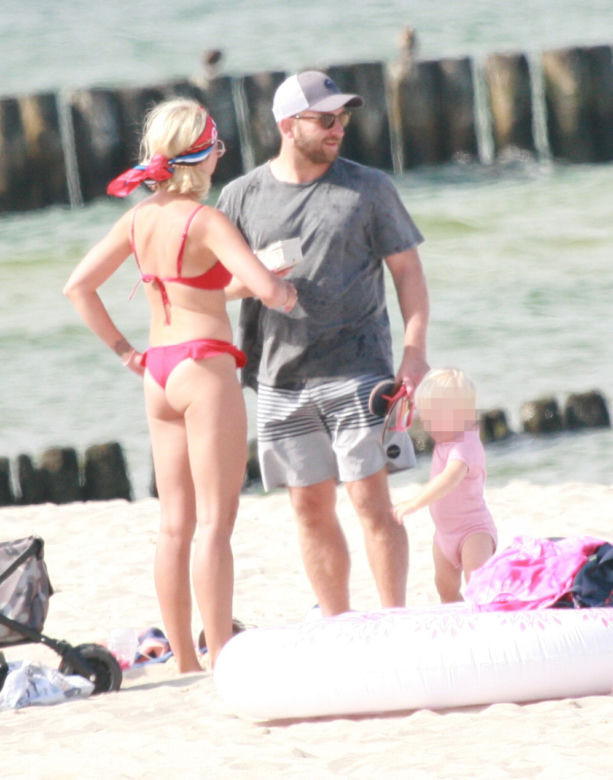 Borys Szyc całuje się na plaży