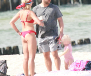 Borys Szyc całuje się na plaży