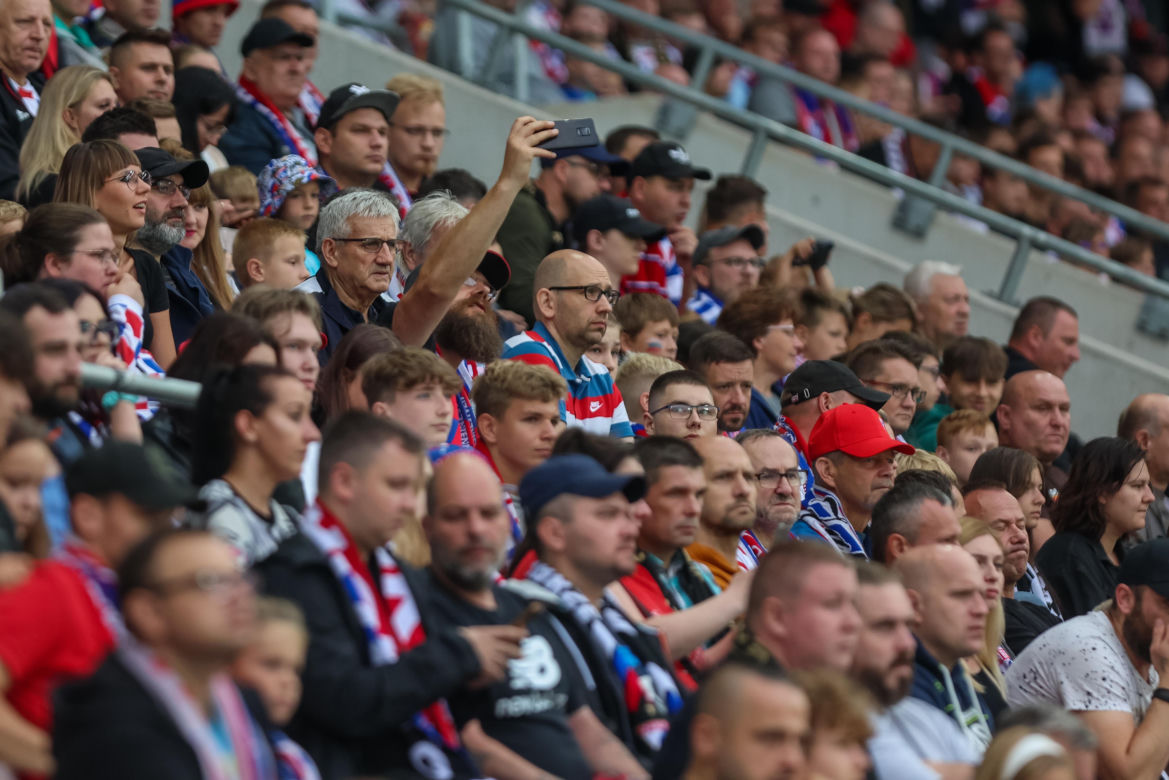 Sportowe emocje na trybunach podczas meczu Górnik Zabrze - Piast Gliwice