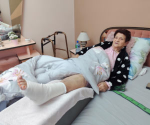 Dramat pod Krakowem. Seniorka czołgała się po jezdni, minęło ją kilkanaście samochodów