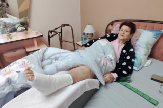 Dramat pod Krakowem. Seniorka czołgała się po jezdni, minęło ją kilkanaście samochodów