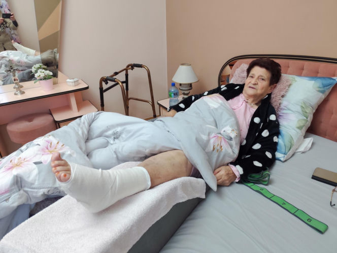 Dramat pod Krakowem. Seniorka czołgała się po jezdni, minęło ją kilkanaście samochodów