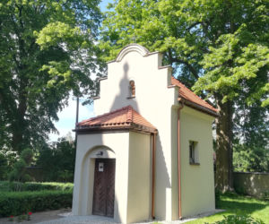 To miasto ma jeden z najpiękniejszych pałaców w Łódzkiem. Zachwyca też klasztorem