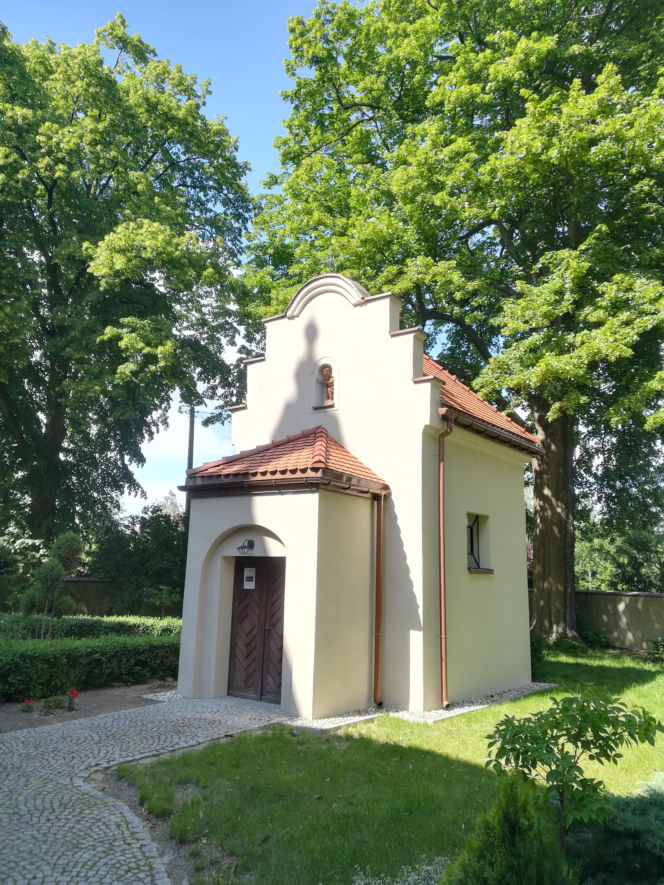 To miasto ma jeden z najpiękniejszych pałaców w Łódzkiem. Zachwyca też klasztorem