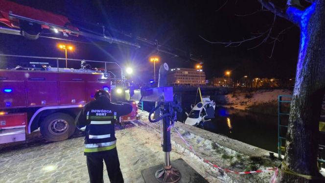 Samochód wpadł do Odry we Wrocławiu