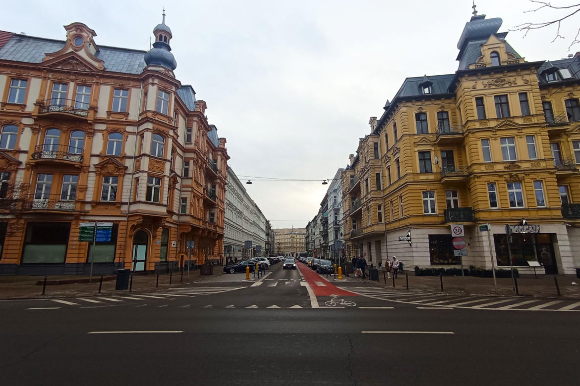 Odkryty fragment szyldu z czasów PRL