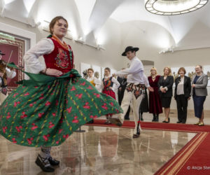 W Pałacu Prezydenckim już święta. Marta Nawrocka z rodziną ubierała choinkę