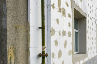 Docieplanie budynków już ocieplonych. Kiedy docieplenie domu ma sens i jak je wykonać