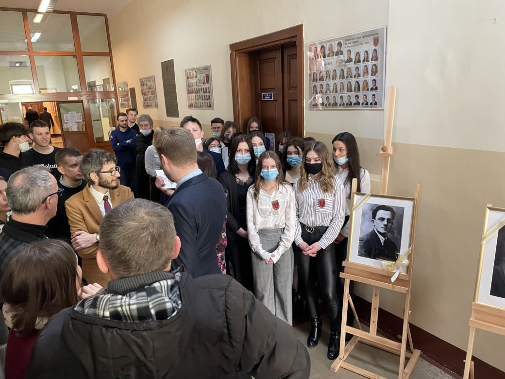 Odsłonięcie tablicy pamięci Emanuela Ringelbluma w I LO w Nowym Sączu