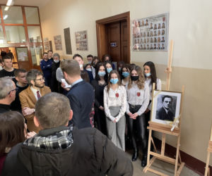 Odsłonięcie tablicy pamięci Emanuela Ringelbluma w I LO w Nowym Sączu