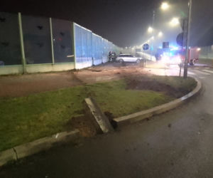Człuchów: Pijany kierowca zdemolował rondo. Miał 1,5 promila [ZDJĘCIA]