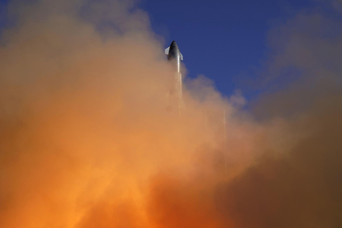 Statek kosmiczny Starship stracił w czwartek łączność z bazą i rozpadł się w powietrzu podczas swojego siódmego lotu próbnego. 