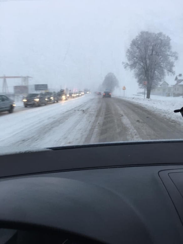 Opady śniegu PARALIŻUJĄ drogi. DRAMAT na drogach Podkarpacia [ZDJĘCIA INTERNAUTÓW]