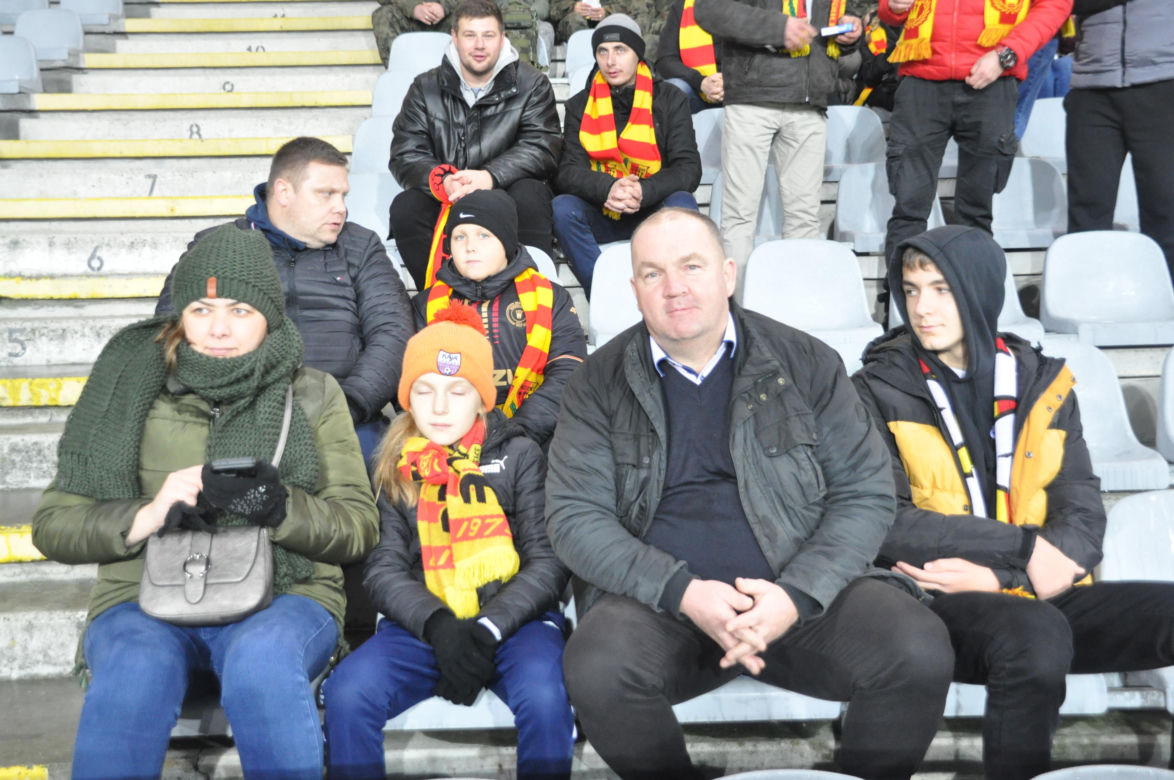 Żółto-czerwono na Suzuki Arenie! Zdjęcia kibiców na meczu Korona Kielce - Jagiellonia Białystok