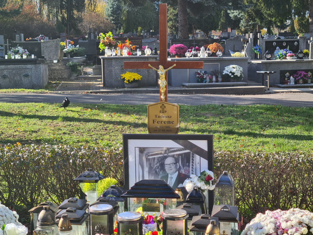 Rzeszów. Ogrom zniczy na mogile Tadeusza Ferenca [GALERIA]