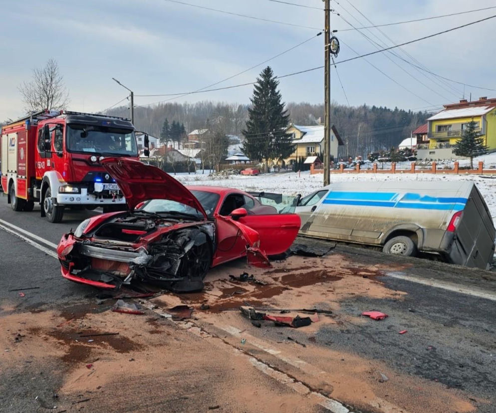 Zderzenie busa, porsche i ciężarówki na DK19. Wypadek w Wyżnem