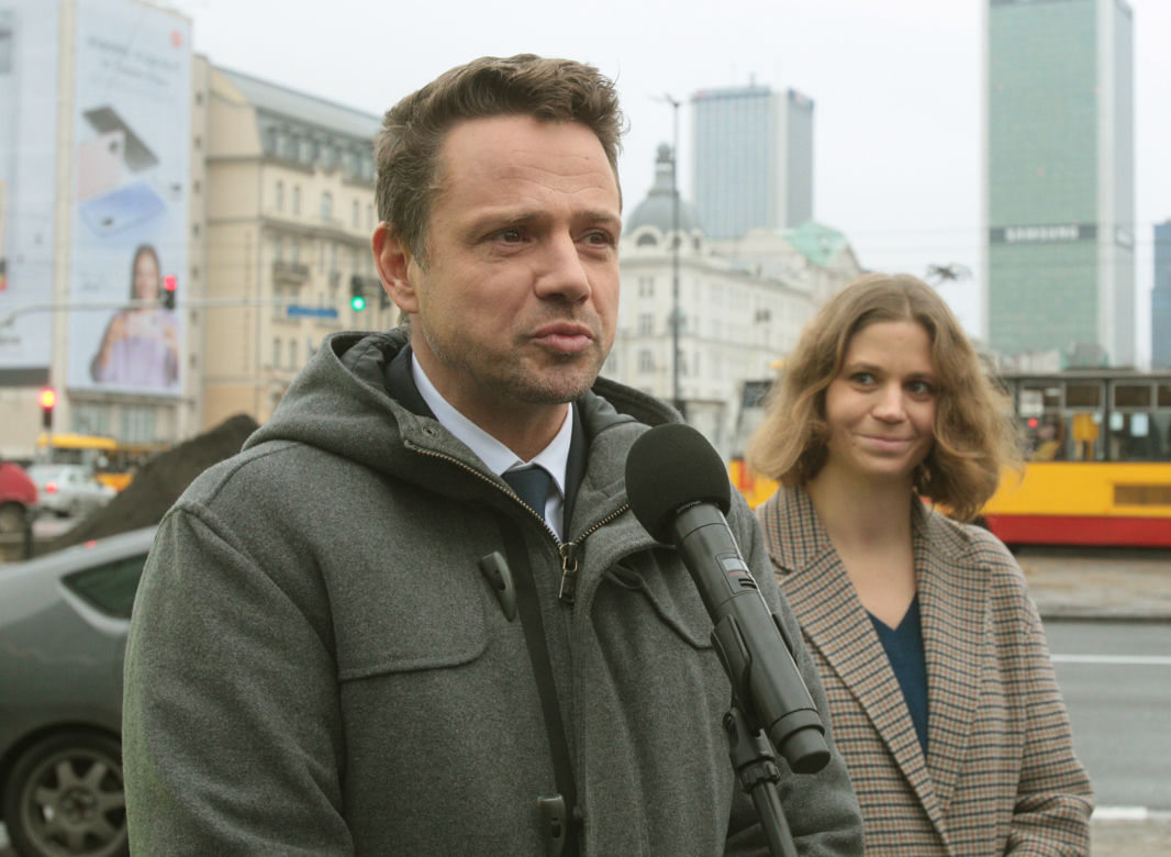 Trzaskowski przedstawił nową pełnomocniczkę. Posadzili razem pierwsze drzewo na rondzie Dmowskiego