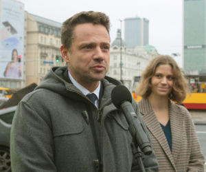 Trzaskowski przedstawił nową pełnomocniczkę. Posadzili razem pierwsze drzewo na rondzie Dmowskiego