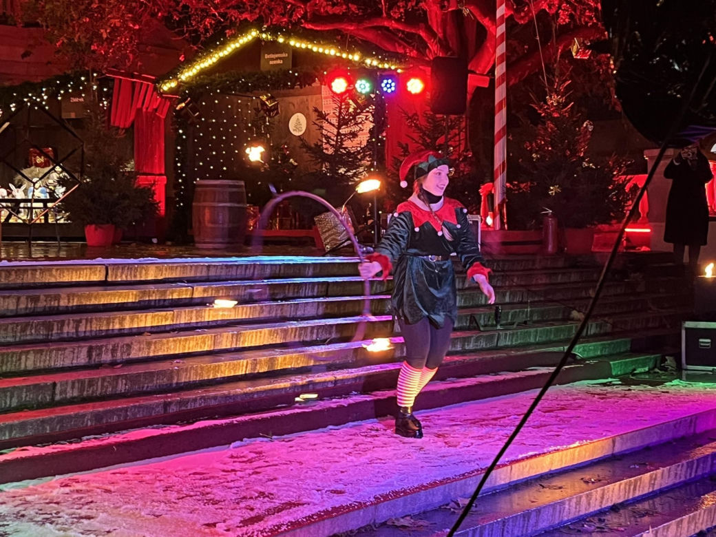 Betlejem Poznańskie 2023. Zimowe Fire Show na placu Wolności w Poznaniu
