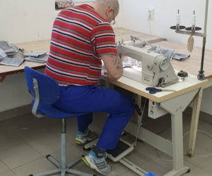 Więźniowie szyją maseczki dla lekarzy