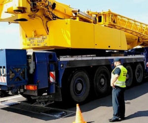 O 40 ton zbyt ciężki ładunek, Fiat Stilo na jego szczycie
