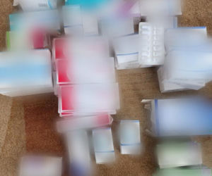 Policja rozbiła grupę handlującą lekami opioidowymi. Cztery młode kobiety nie żyją. Wśród zatrzymanych jest lekarz