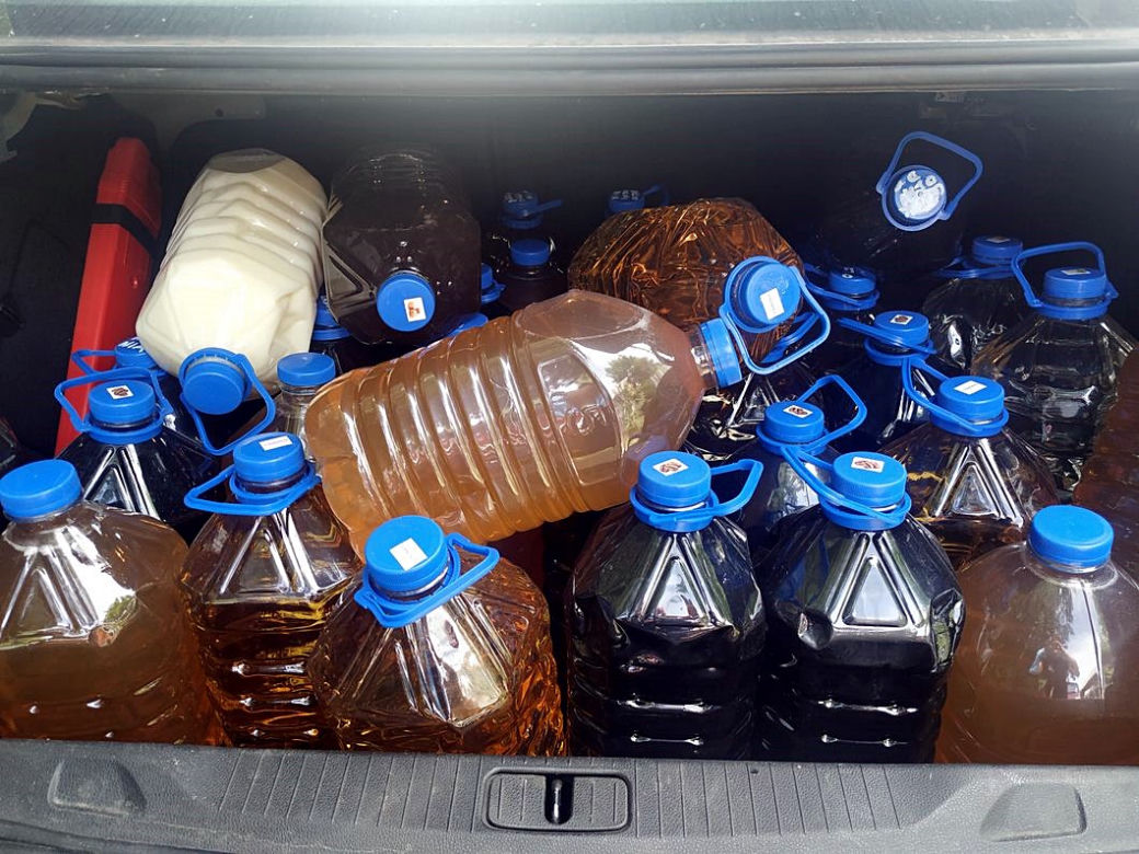 Bielsk Podlaski. Nielegalny alkohol i amfetamina na posesji 35-latka [ZDJĘCIA]