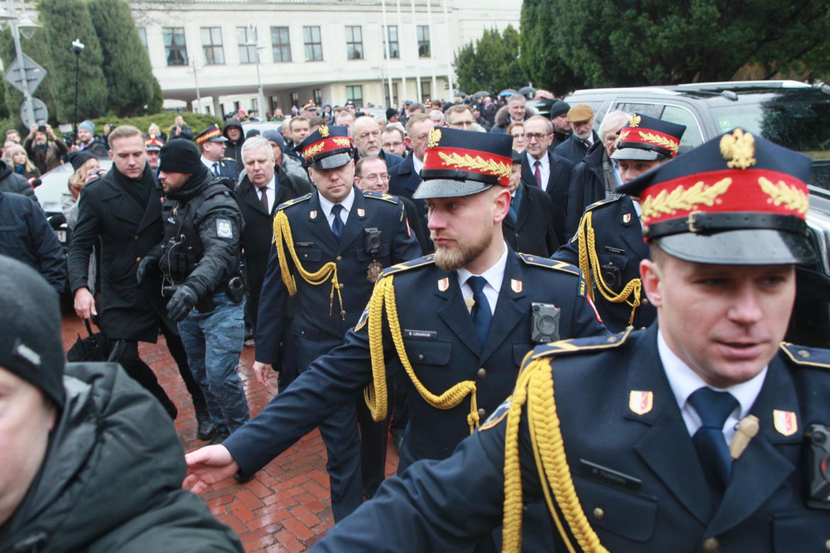 5. posiedzenie Sejmu X kadencji. Przed Sejmem stawili się Maciej Wąsik i Mariusz Kamiński w otoczeniu posłów PiS