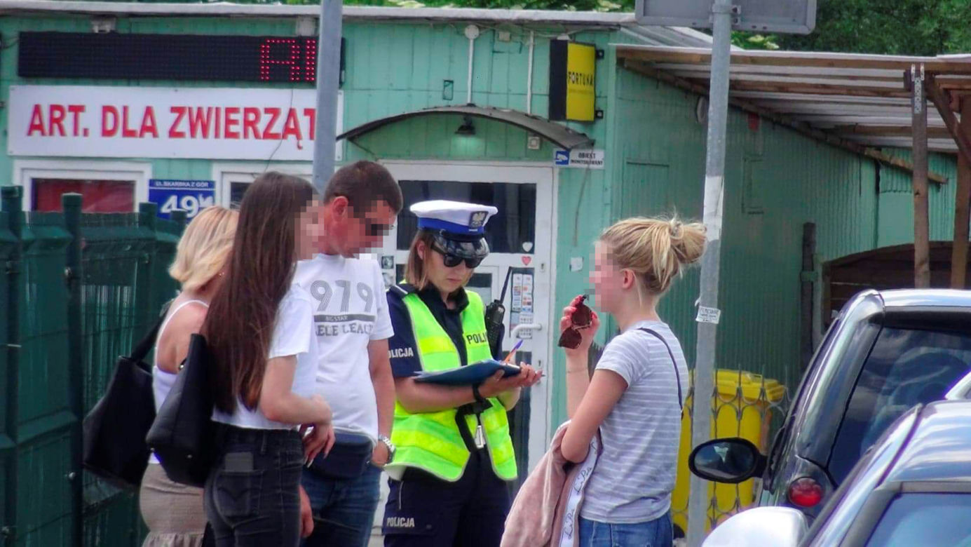 15-latka smartem ruszyła w miasto. Uderzyła w nissana na Białołęce
