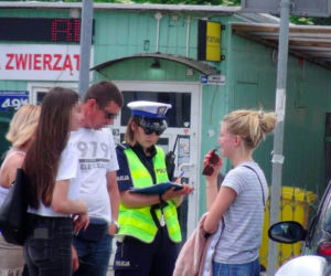 15-latka smartem ruszyła w miasto. Uderzyła w nissana na Białołęce
