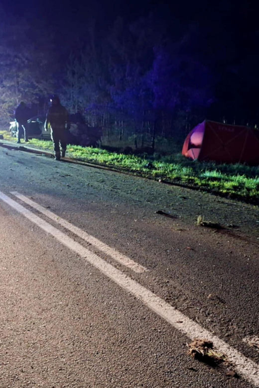 Tragiczny wypadek pod Ostrowią Mazowiecką. Audi huknęło w przepust, z auta wypadli dwaj mężczyźni