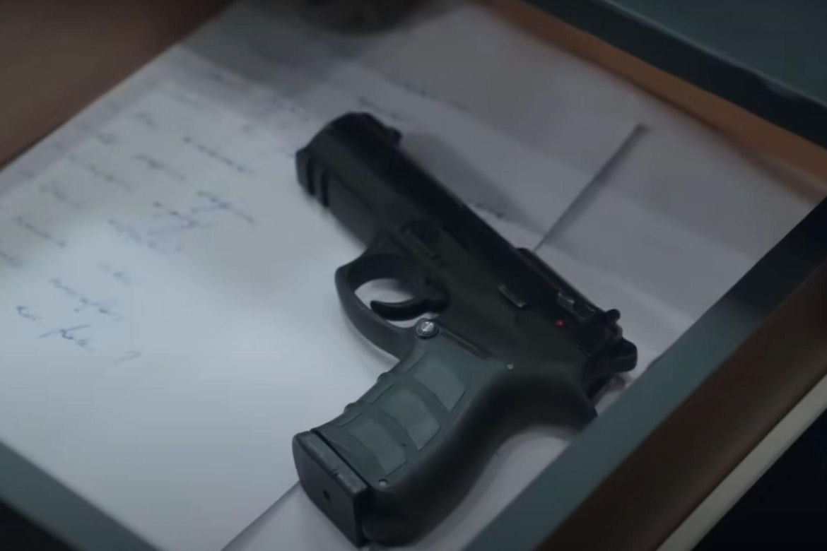 W zamkniętej szafce znajdzie broń! To przywoła u niej fałszywe wspomnienia 