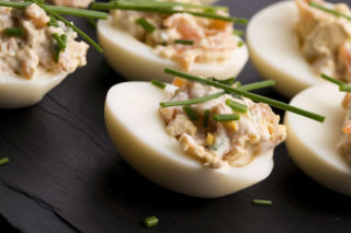 Jajka faszerowane kremem z wędzonego twarogu i chrzanu z jabłkiem – świeże, lekkie, zupełnie inne